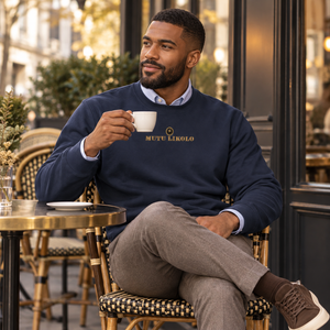 Sweat Mutu Likolo marine en tenue business casual au café