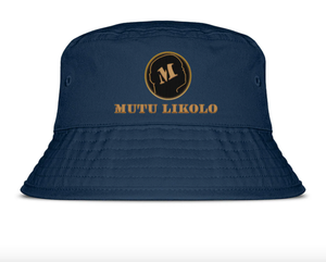 Bob bleu MUTU LIKOLO ML Classique en coton biologique, orné du logo doré emblématique à l’avant – Collection Résilience, style urbain, éthique et responsable.

Blue MUTU LIKOLO ML Classic organic cotton bucket hat featuring the iconic gold logo on the front – Resilience Collection, urban, ethical, and eco-friendly style.