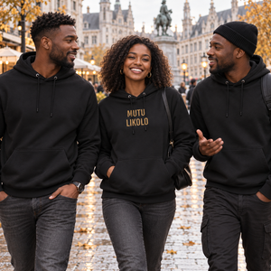 Groupe portant le hoodie noir Mutu Likolo dans une ambiance urbaine