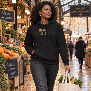 Femme portant le hoodie noir Mutu Likolo au marché urbain