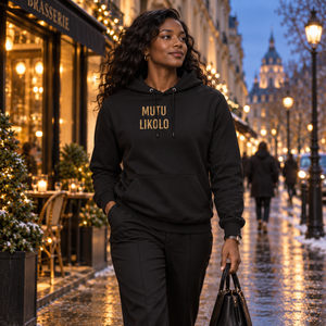 Femme portant le hoodie noir Mutu Likolo lors d’une sortie en ville