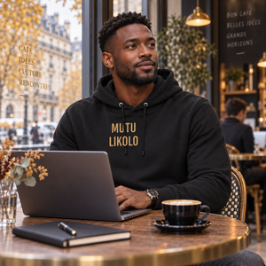 Homme portant le hoodie noir Mutu Likolo en travaillant dans un café urbain