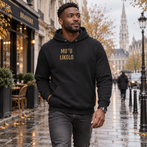 Homme portant le hoodie noir Mutu Likolo dans une rue urbaine en automne