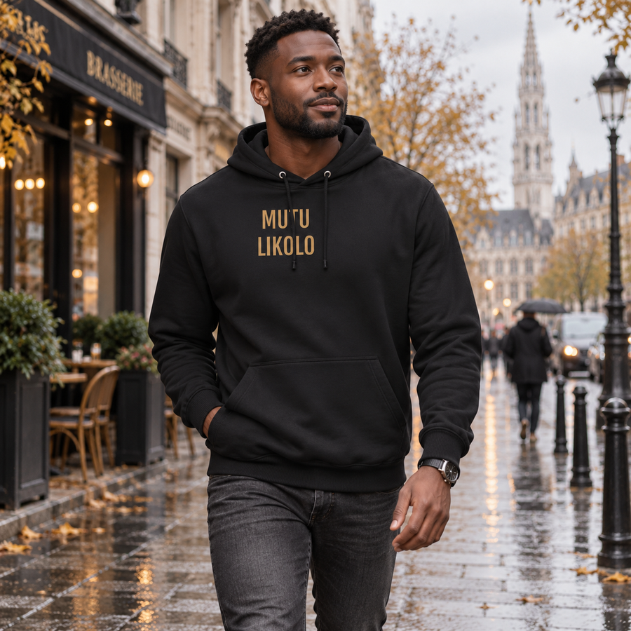 Homme portant le hoodie noir Mutu Likolo dans une rue urbaine en automne