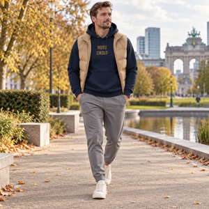 Look sportif décontracté avec le hoodie Mutu Likolo Signature marine