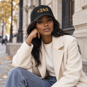 Casquette noire +243 doré portée en ville — visuel de mise en situation