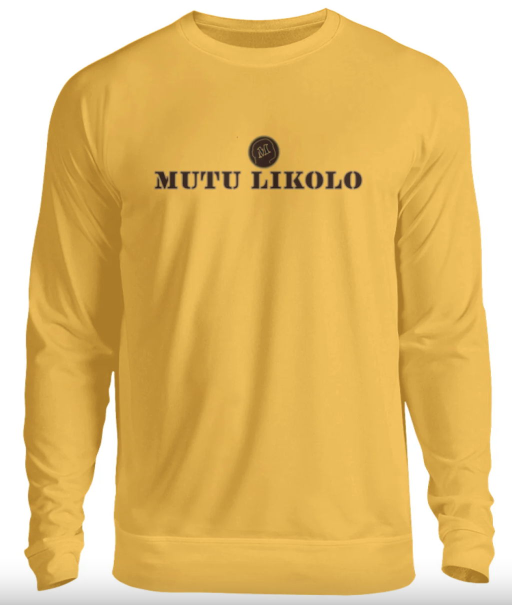 Pull unisexe jaune à manches longues avec logo Mutu Likolo sur la poitrine, Collection Résilience.
Yellow unisex long-sleeve sweatshirt with Mutu Likolo logo on the chest, Resilience Collection. 