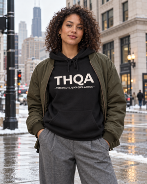 Hoodie THQA Mutu Likolo porté en ville en automne-hiver — noir
