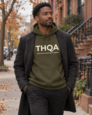 Hoodie THQA Mutu Likolo porté en ville en automne-hiver — kaki