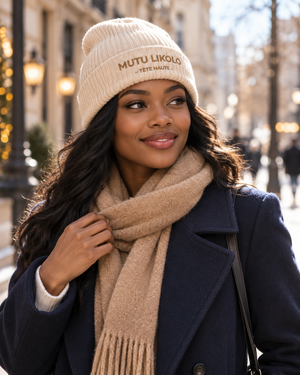 Bonnet MUTU LIKOLO — TÊTE HAUTE porté en ville, LIGHT BEIGE warm ecru NOT khaki