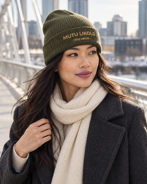 Bonnet MUTU LIKOLO — TÊTE HAUTE porté en ville, OLIVE KHAKI