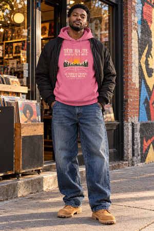 Hoodie Street Tête haute — Le terrain change, la force reste | Prise de Conscience — rose — look Street porté