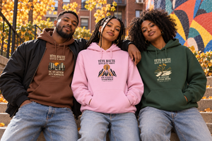 Trois amis sur les marches du quartier, hoodies Mutu Likolo cacao, rose et vert forêt. Mise en scène numérique.