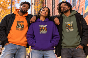 Trois amis devant un mur graffiti, hoodies Mutu Likolo orange, violet et kaki. Mise en scène numérique.