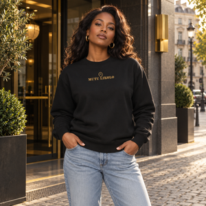 Femme portant le sweat noir Mutu Likolo dans une ambiance urbaine élégante