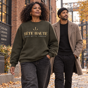 Sweat TÊTE HAUTE Édition Élan kaki porté en ville en automne