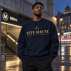 Sweat TÊTE HAUTE Édition Élan bleu marine porté près du métro