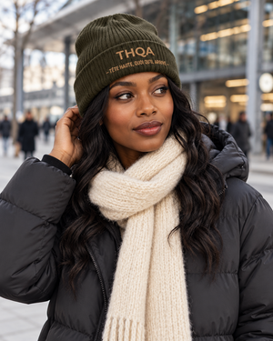 Bonnet brodé THQA — Tête haute, quoi qu’il arrive · Mutu Likolo — porté en ville, kaki