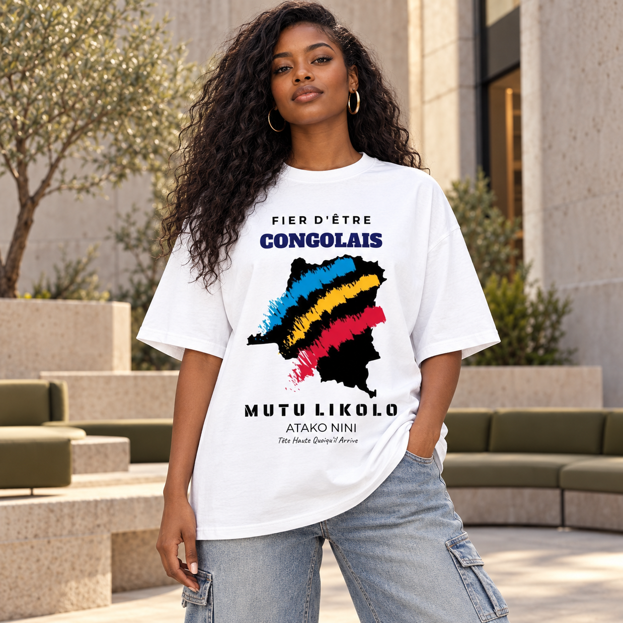 Femme portant le t-shirt oversize Fier d’être Congolais dans une ambiance urbaine