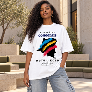 Femme portant le t-shirt oversize Fier d’être Congolais dans une ambiance urbaine