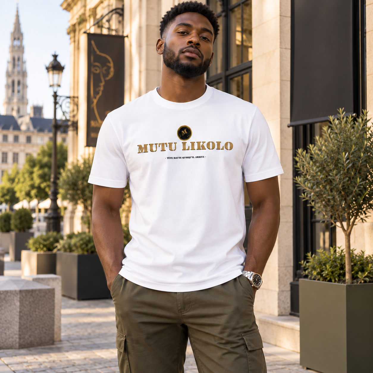 Homme portant le t-shirt blanc Mutu Likolo Signature dans une ambiance urbaine