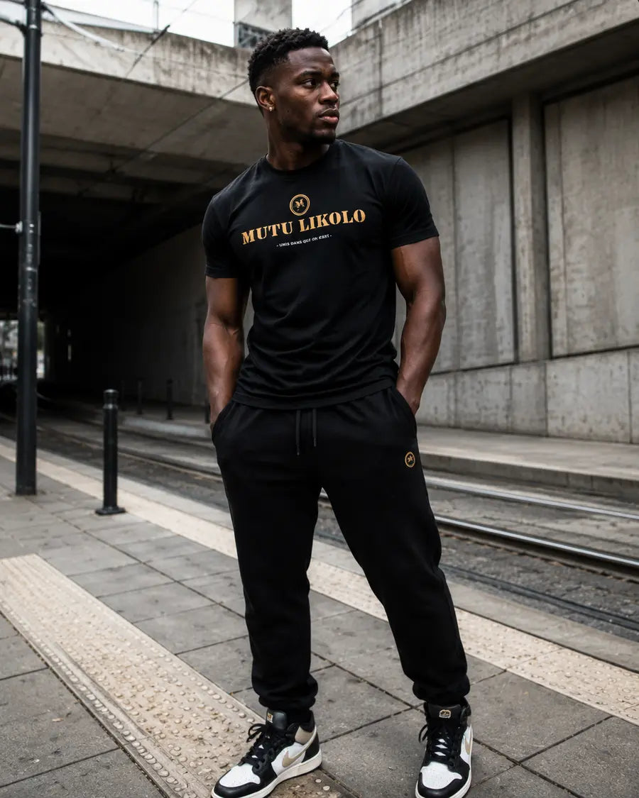 T-shirt Mutu Likolo — Signature porté dans un décor urbain