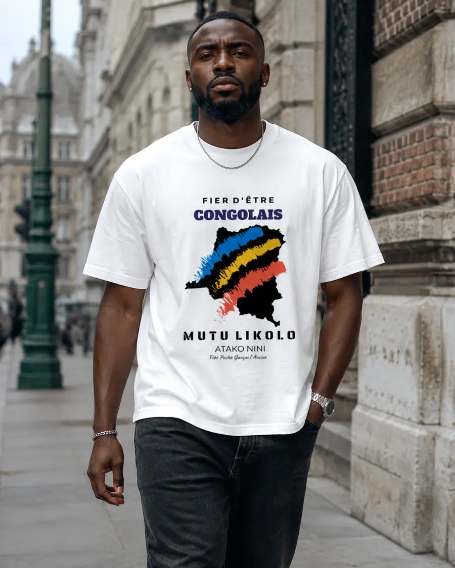 T-shirt oversize — Fier d’être Congolais porté dans un décor urbain