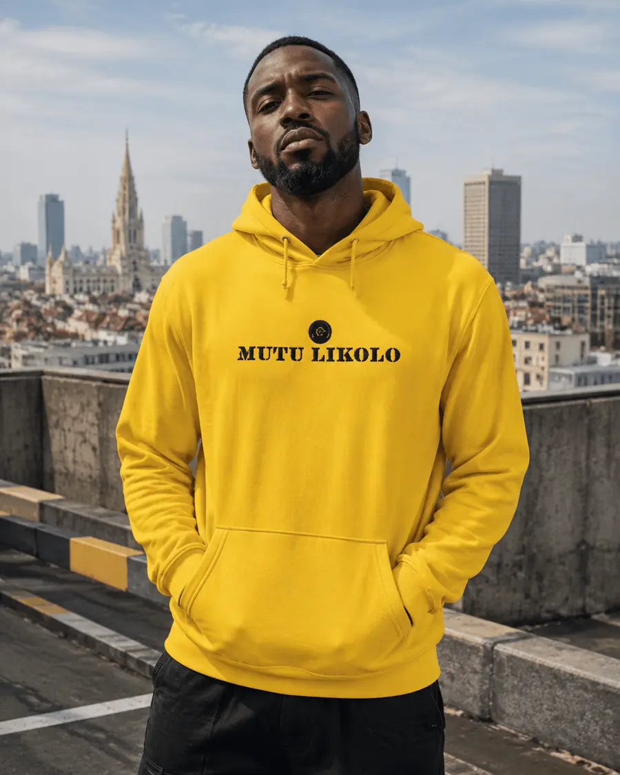 Hoodie Mutu Likolo porté en ville