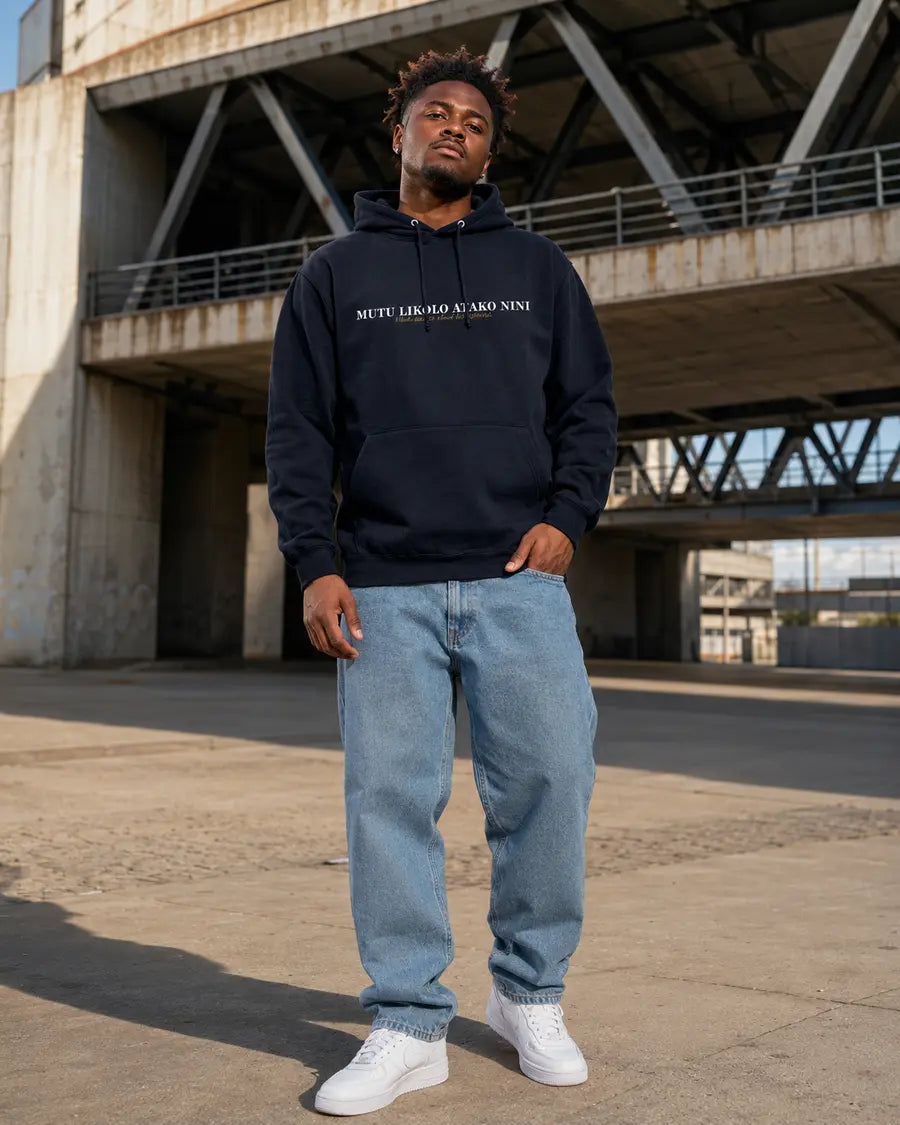 Hoodie Mutu Likolo — Prise de conscience porté dans un décor urbain